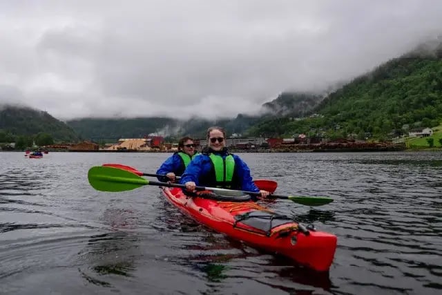 Fjord-kayaking-hardangerfjord-outdoor-norway-voss (2)