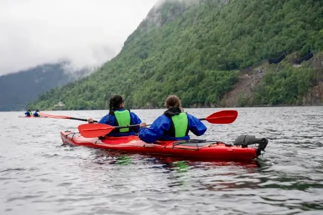 Fjord-kayaking-hardangerfjord-outdoor-norway-voss (3)