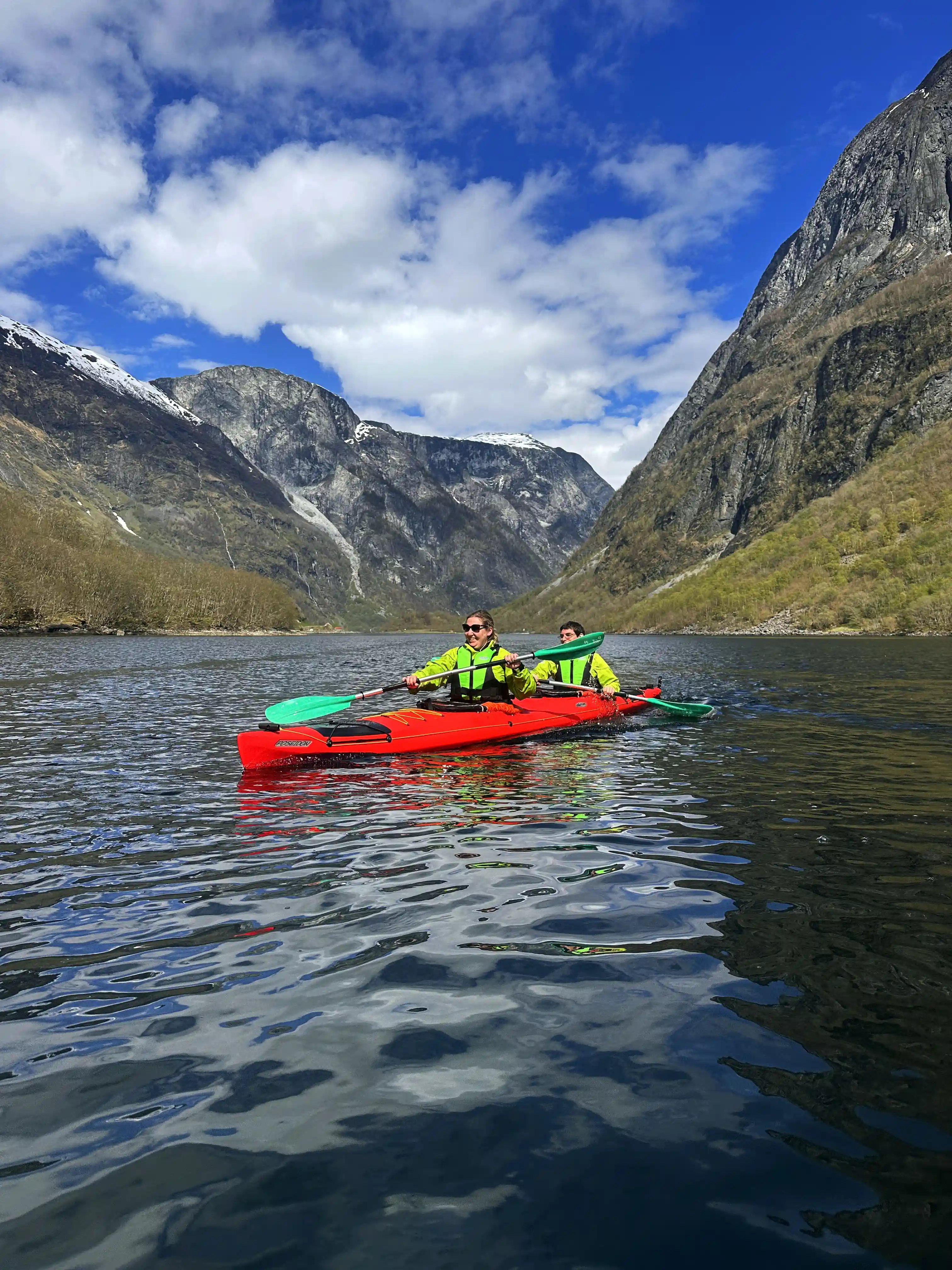 Kayak en el fiordo de Nærøy